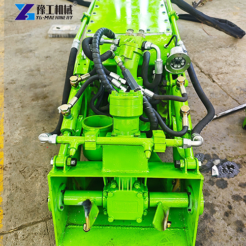easy-to-operate remote control dredging robot